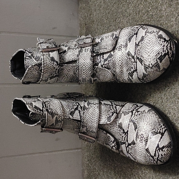 Snakeskin ankle bootie - Picture 3 of 5